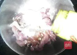 Illustration of how to make stir-fried meat with garlic moss 3
