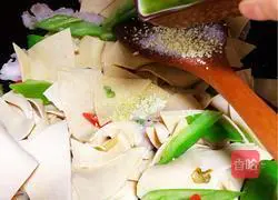 Illustration of how to stir-fry bean skin with hot pepper 7