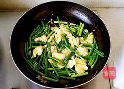 Illustration of how to make fried eggs with garlic moss 7