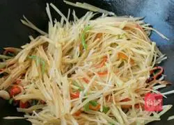 Illustration of how to make green and red peppers and fried potato shreds 7