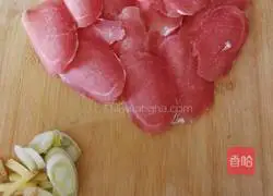 Illustration of how to stir-fry celery and cashew nuts 1