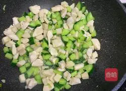 Illustration of how to make fat-reduced chicken breast, cucumber and oyster mushroom dices 8
