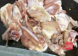 Illustration of how to make potato braised chicken 4