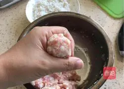 Illustration of how to make glutinous rice meatballs 10