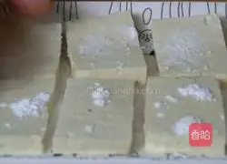 Illustration of how to make egg-wrapped tofu 1