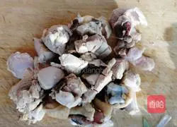 Illustration of braised chicken legs with potato cubes 3