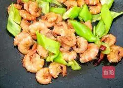 Illustration of how to make fried shrimps with double peppers 6