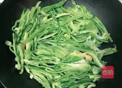 Illustration of how to make green pepper shredded pork 3