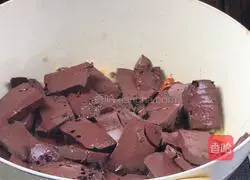 Illustration of how to stir-fry pig blood with leeks 7