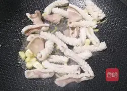 Illustration of how to stir-fry squid tubes with green pepper and red pepper 7