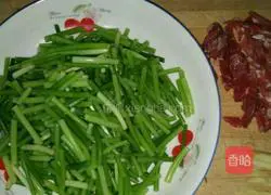 Illustration of how to make stir-fried pork with garlic sprouts 1