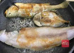 Illustration of how to stew fish in iron pot 4