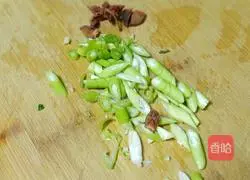 Illustration of how to make sauerkraut stewed pork belly vermicelli 3