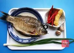 Illustration of how to make crucian carp with chopped pepper 1