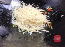 Illustration of how to make fried shredded pork with wild rice 13