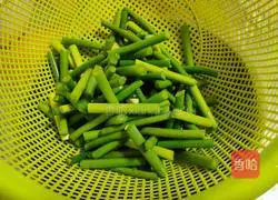 Illustration of how to make fried sausage and garlic sprouts 1