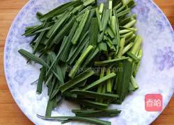 How to make scrambled eggs with garlic sprouts Illustration 1