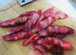 Illustration of how to make fried sausage with snow peas 1