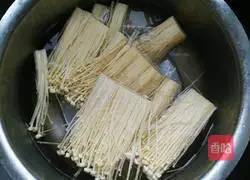 Fried shredded pork with enoki mushrooms Illustration of how to do it 2