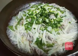 Illustration of how to make fried shredded pork with green pepper and wild rice 6