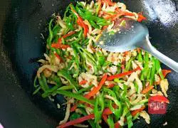 Illustration of how to make fried shredded chicken with double peppers 11