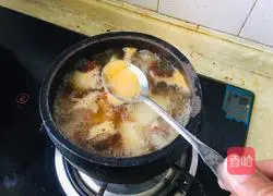 Illustration of how to make braised beef brisket and stewed radish in a casserole 9