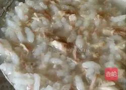 Illustration of how to make loofah lean meat porridge 4