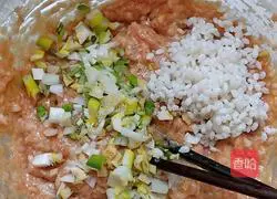 Illustration of how to make pearl meatballs 3