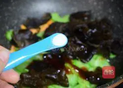 Illustration of how to stir-fry fungus with celery 9