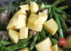 Illustration of how to cook ribs and beans stewed 4