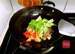 Illustration of how to make fried bacon with hot pepper 5