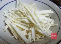 Stir-fried pork with green pepper and wild rice Illustration of how to make silk 1