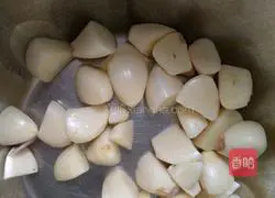 Illustration of how to cook pork ribs and chicken feet in dry pot 8