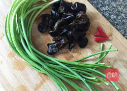 Stir-fried fungus with garlic and moss Illustration of how to do it 1