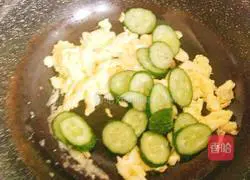 Illustration of how to make cucumber, ham and scrambled eggs 5
