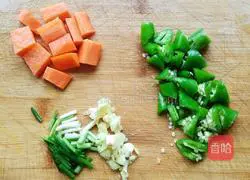 Illustration of how to cook eggplant with potatoes and carrots 2