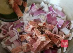 Illustration of how to make fried onions and bacon 5