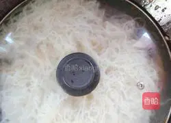 Illustration of braised vermicelli with peanuts and chicken cubes 11