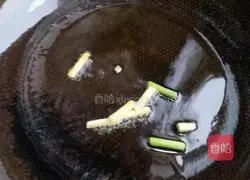 Illustration of how to make duck blood vermicelli 6