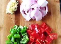 Illustration of how to make onion and potato slices 10