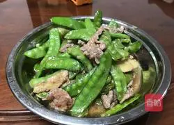 Illustration of how to stir-fry beef with snow peas 6