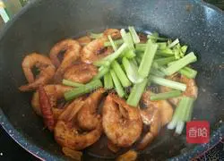 Illustration of how to make spicy shrimps in Qinxiang dry pot 18