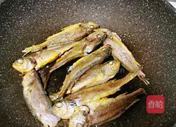 Illustration of how to make pan-fried small yellow croaker 12