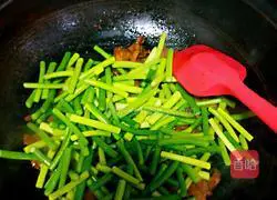 Illustration of how to make fried meat with garlic sprouts 16