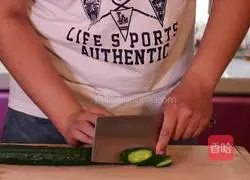 Illustration of how to make fried cucumbers with sausage 1