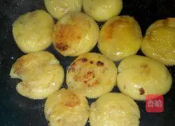 Illustration of how to make salt and pepper potatoes 5