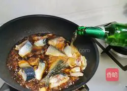 Illustration of the classic home-cooked mackerel with garlic sauce 9