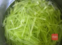 Illustration of how to stir-fry shredded pork with green bamboo shoots 2