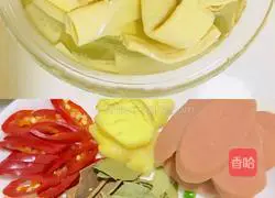 Illustration of the homemade version of boiled pork slices 1