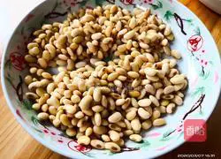 Soybean braised pig trotters recipe 2